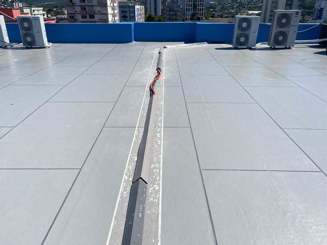 Cobertura com calha linear e acabamento em réguas cerâmicas simuladas — Prefeitura de Campo Bom RS