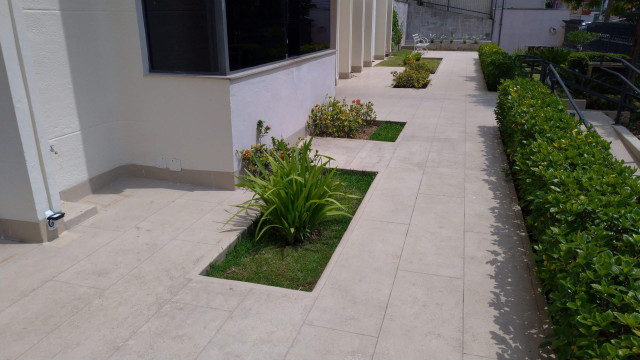 Vista panorâmica de área impermeabilizada em condomínio residencial