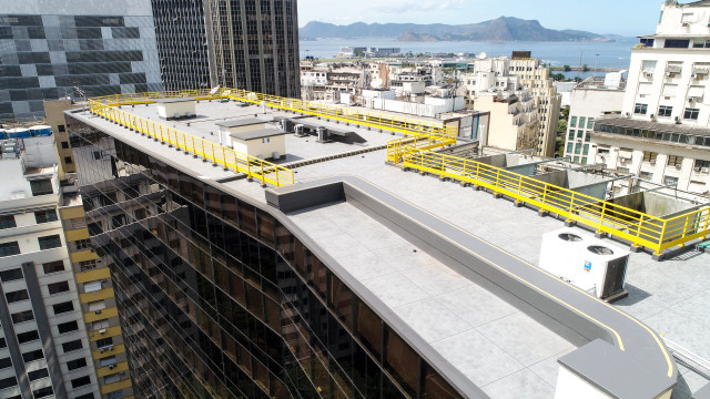 Vista aérea da laje de cobertura com impermeabilização Fibersals finalizada — Rio de Janeiro