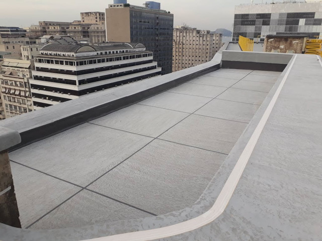 Laje de cobertura com acabamento decorativo e platibanda revestida — sistema Fibersals