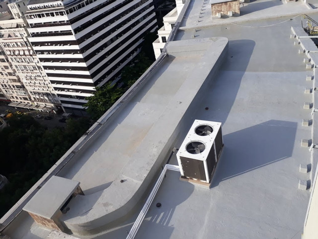 Cobertura finalizada com acabamento cinza e integração de equipamentos de ar condicionado