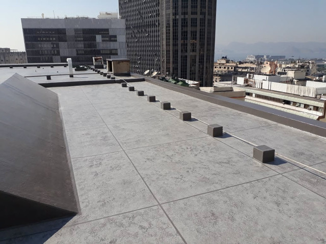 Acabamento decorativo que simula grandes placas de concreto com juntas — laje de cobertura JFRJ