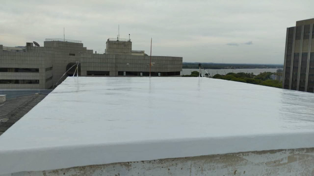 Laje técnica com impermeabilização concluída e integração com sistema de proteção atmosférica — Porto Alegre