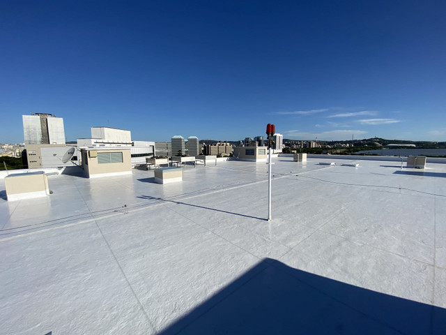 Cobertura com topcoat branco finalizado e integração com SPDA — Justiça Federal RS