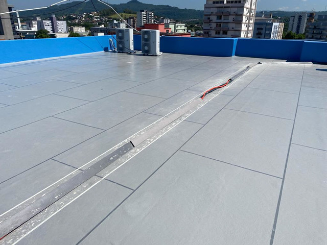 Laje de cobertura com acabamento decorativo e drenagem linear integrada — Campo Bom RS