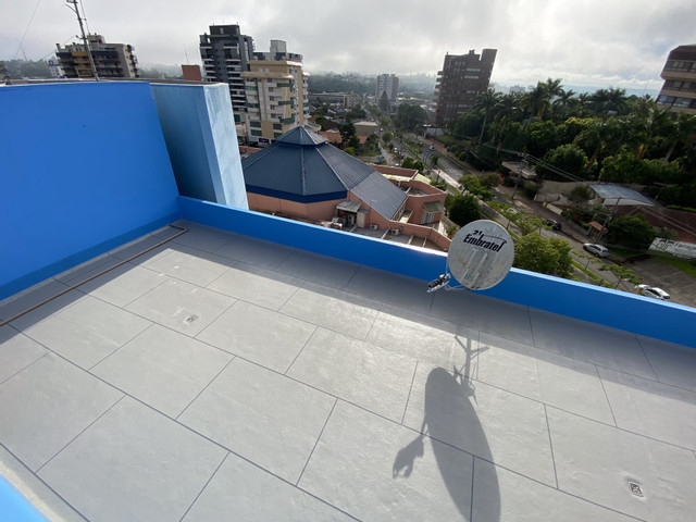 Acabamento em padrão cerâmico com guarda-corpo integrado — laje de cobertura pública