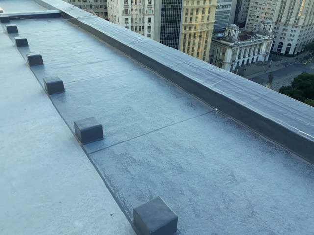 Cobertura finalizada com panorama urbano do Rio de Janeiro — impermeabilização Fibersals